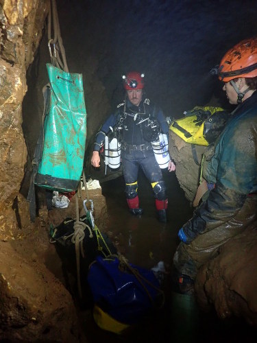 Gareth Davis getting ready to dive sump 4, Helen Stewart on right (pic: Pete Hamilton)