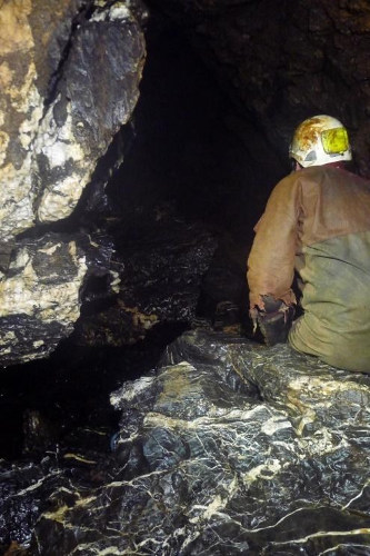 Much calcite veined rock in Suzuki Chamber. (pic: Peter Hamilton)